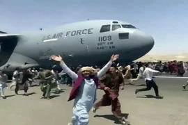 Lực lượng nào vừa tiến hành vụ tập kích rocket sân bay Kabul? 