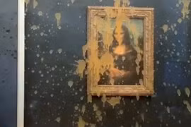 Người biểu tình hắt súp vào bức tranh Mona Lisa nổi tiếng