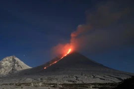 Núi lửa cao 4.750m phun trào sau động đất ở Nga