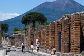 Sợ bị “lời nguyền” đeo bám, nữ du khách trả lại cổ vật lấy cắp