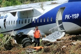 Máy bay chở 48 người bị trượt khỏi đường băng tại Indonesia