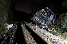 Xe buýt lao khỏi cầu vượt xuống đường ray tàu hỏa, 17 người chết