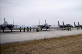 Mỹ triển khai tiêm kích F-15 gần biên giới Nga