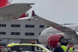 Hai máy bay chở khách va chạm trên đường băng sân bay Anh