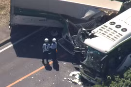 Xe buýt và xe tải đâm trực diện, 5 người thiệt mạng 