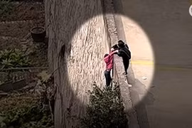 Khoảnh khắc bé gái may mắn được bạn cứu sống ở Trung Quốc