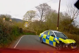 Khoảnh khắc xe cảnh sát bị đánh cắp đâm vào hàng rào ở Anh