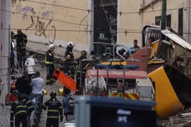 Tàu điện trật bánh ở Lisbon, ít nhất 15 người thiệt mạng