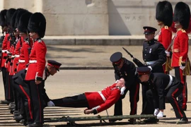 Lính Anh ngất xỉu trong buổi diễn tập diễu hành mừng sinh nhật Nhà vua