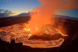Cận cảnh núi lửa mạnh nhất thế giới ở Hawaii phun trào trở lại 