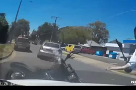 Cú đâm xe kinh hoàng khiến người đàn ông văng lên không trung 