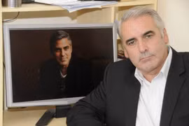 Thuê “bản sao” diễn viên ngủ với vợ mình