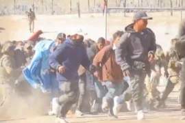 Cận cảnh đám đông người di cư phá bỏ hàng rào dây thép gai, tràn vào Mỹ