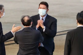 Thứ trưởng Ngoại giao Mỹ tới Đài Loan, Trung Quốc tập trận