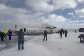 Máy bay chở 80 người bị lật ngửa trên đường băng phủ đầy tuyết ở Canada