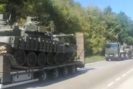 Xe tăng Serbia rầm rập tiến về biên giới Kosovo