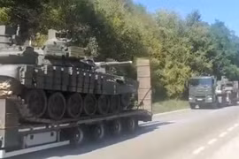 Xe tăng Serbia rầm rập tiến về biên giới Kosovo