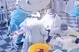 Khoảnh khắc bác sĩ Nga không quản ngại nguy hiểm tiếp tục phẫu thuật cho bệnh nhân trong động đất