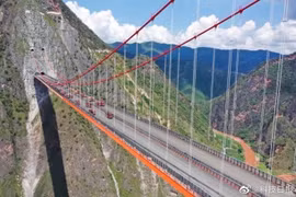 Cận cảnh cầu treo xuyên núi cao nhất thế giới 