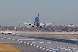 Khoảnh khắc máy bay Mỹ tránh phi cơ chạy cắt mặt trên đường băng