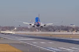 Khoảnh khắc máy bay Mỹ tránh phi cơ chạy cắt mặt trên đường băng