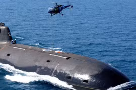 Ấn Độ triển khai tàu ngầm, trực thăng cứu người mất tích trong bão
