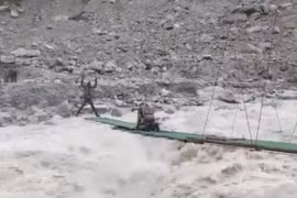 Xem quân đội Ấn Độ xây dựng thần tốc cây cầu giữa dòng nước lũ để cứu dân