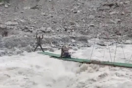 Xem quân đội Ấn Độ xây dựng thần tốc cây cầu giữa dòng nước lũ để cứu dân