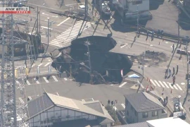 Nhật Bản tiếp tục giải cứu lái xe bị mắc kẹt trong hố sụt sâu 5m