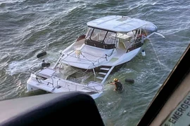 Du thuyền chìm trên biển, hai người được cứu sống