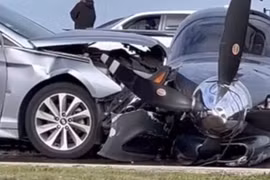 Mỹ: Máy bay trượt khỏi đường băng, đâm sầm vào xe ô tô 