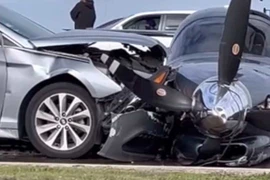 Mỹ: Máy bay trượt khỏi đường băng, đâm sầm vào xe ô tô 