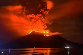 Indonesia cảnh báo sóng thần sau khi núi lửa Ruang liên tục phun trào