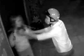 [Tin nhanh sáng 13-7-2022] Cô gái bị cướp tấn công trước cửa nhà