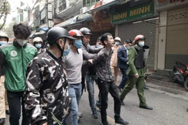 [Tin nhanh sáng 9-3-2021] Khống chế đối tượng “ngáo đá” cầm kiếm chém xe ô tô và nhà dân