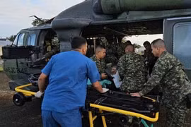 Xe chở 36 binh sĩ lao xuống vực sâu 100m ở Colombia