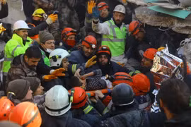 Phép màu với bé trai 10 ngày tuổi sau 100 giờ động đất ở Thổ Nhĩ Kỳ