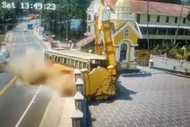 Xe buýt chở 15 hành khách đâm sập cổng nhà thờ