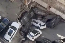 Sập bãi đỗ xe cao tầng khiến 6 người thương vong, ô tô đè chồng chất lên nhau