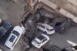 Sập bãi đỗ xe cao tầng khiến 6 người thương vong, ô tô đè chồng chất lên nhau