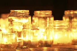 Thông điệp kêu gọi bãi bỏ vũ khí hạt nhân được viết bằng nến ở Hiroshima