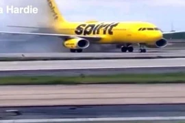 Máy bay chở khách bốc cháy khi hạ cánh ở Mỹ