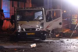 Khoảnh khắc vụ nổ lớn rung chuyển trung tâm thành phố Tel Aviv, Israel