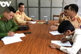 [Tin nhanh sáng 13-10-2020] Phạt 9 triệu đồng nam thanh niên mặc váy hồng, buông tay khi lái xe