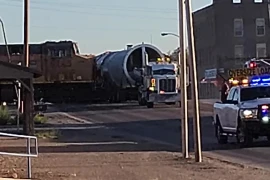 Khoảnh khắc tàu hỏa đâm xe đầu kéo khiến 2 người tử nạn 