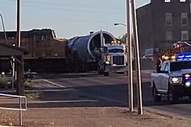 Khoảnh khắc tàu hỏa đâm xe đầu kéo khiến 2 người tử nạn 