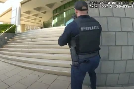 Những giây phút đầy kịch tính khi cảnh sát Mỹ đối đầu kẻ xả súng ở Louisville