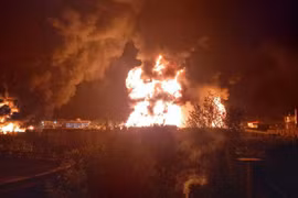 Bầu trời Kabul chuyển màu đỏ vì cháy trạm xăng 