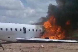 Video máy bay chở Bộ trưởng Khoáng sản Congo bị trượt khỏi đường băng, bốc cháy dữ dội