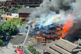 Nhà trọ chìm trong biển lửa, du khách vội nhảy từ tầng 2 xuống đất thoát thân 